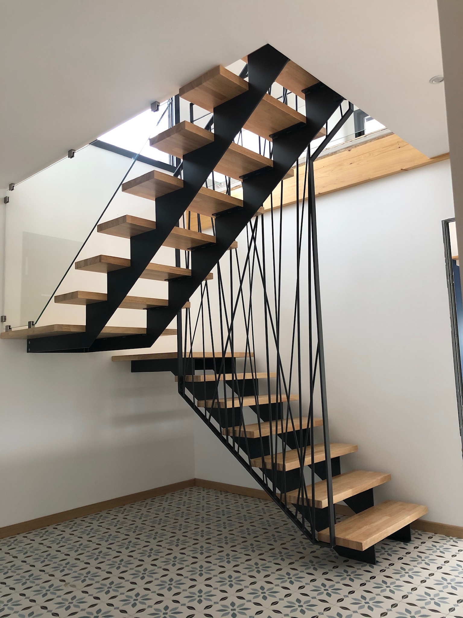 Escalier métallique moderne avec marches en bois