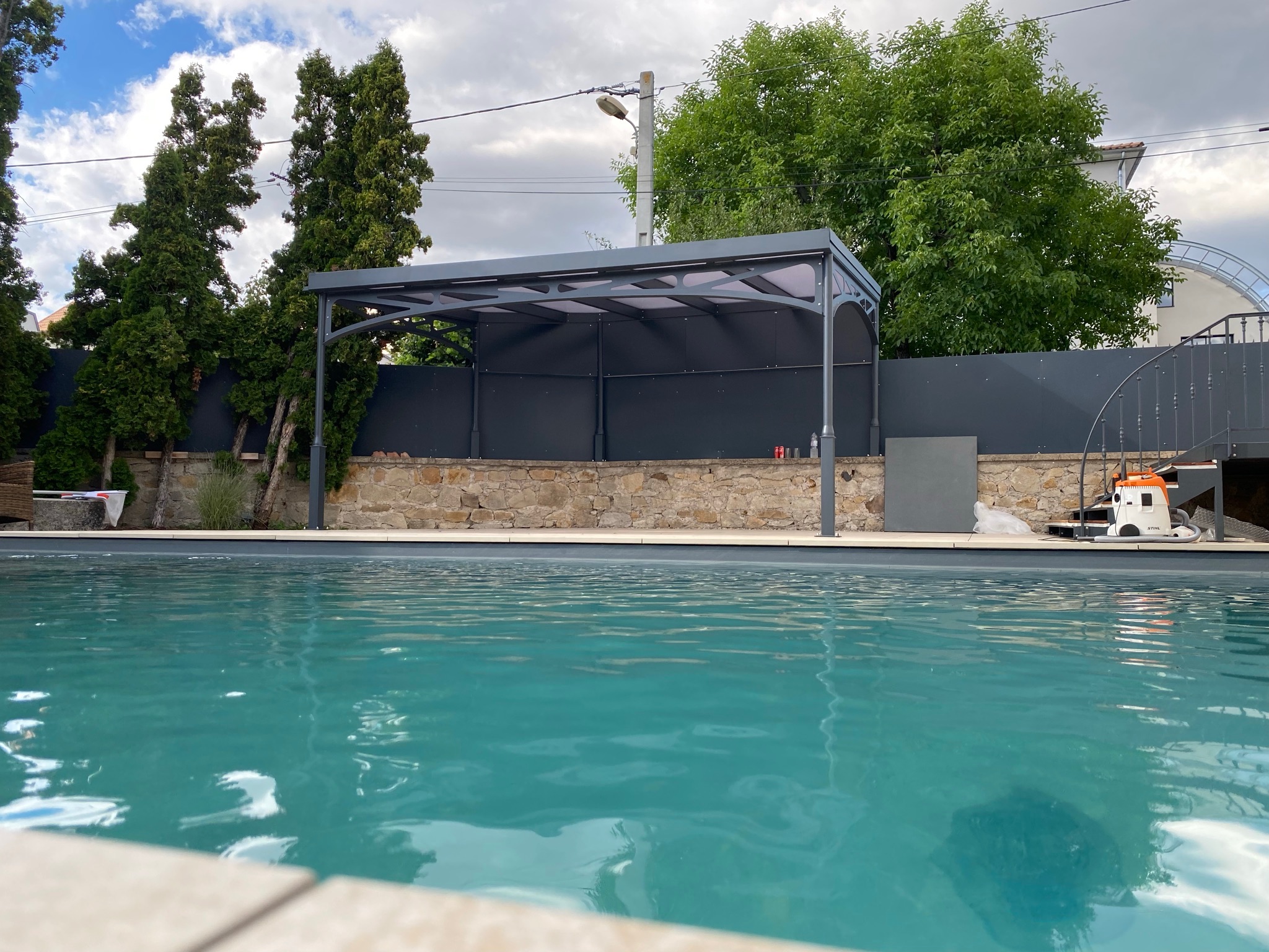 Pergola métallique sur mesure par Pascal Gardes, serrurerie métallerie Lantriac