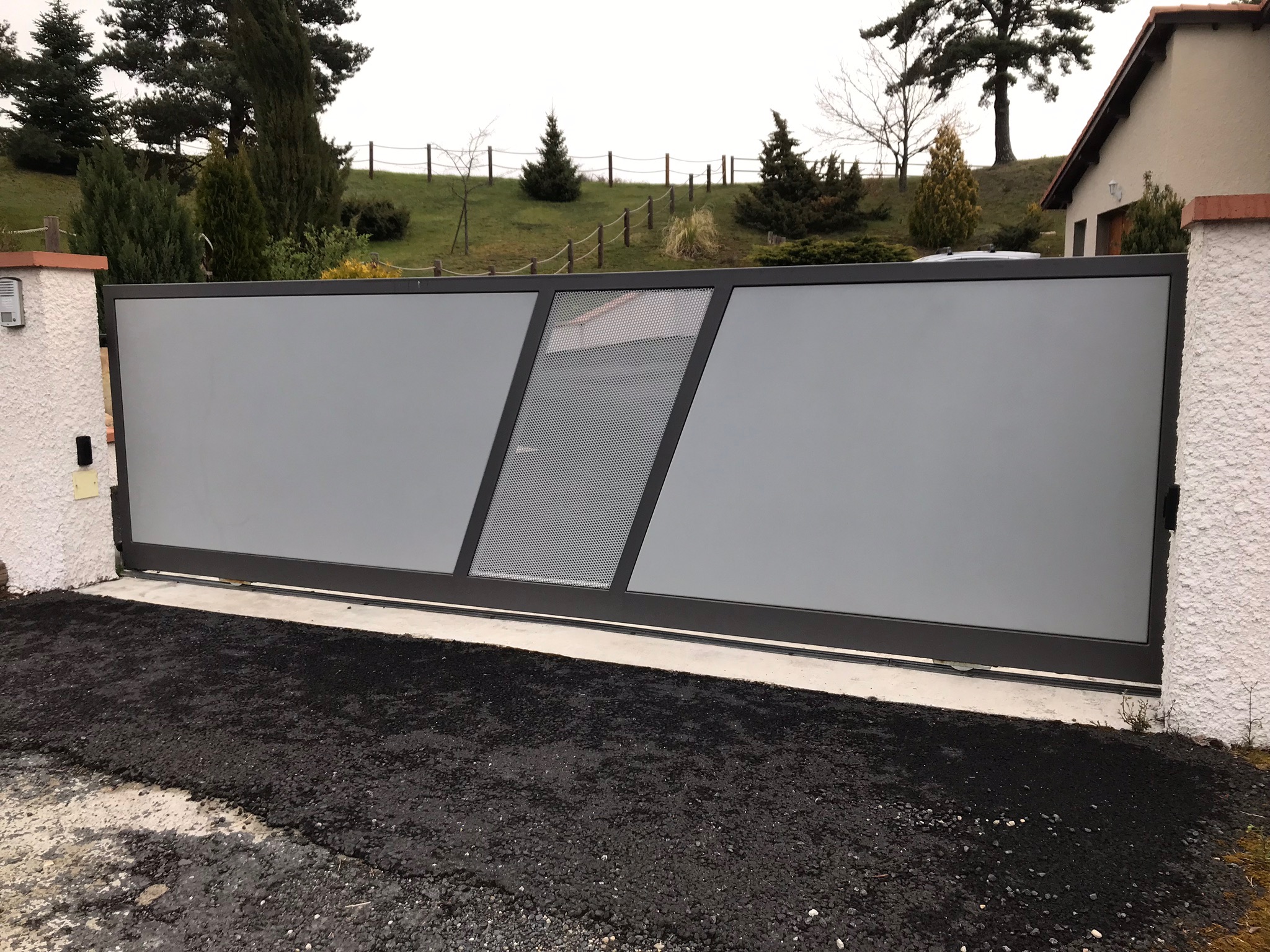 Portail métallique moderne avec motorisation